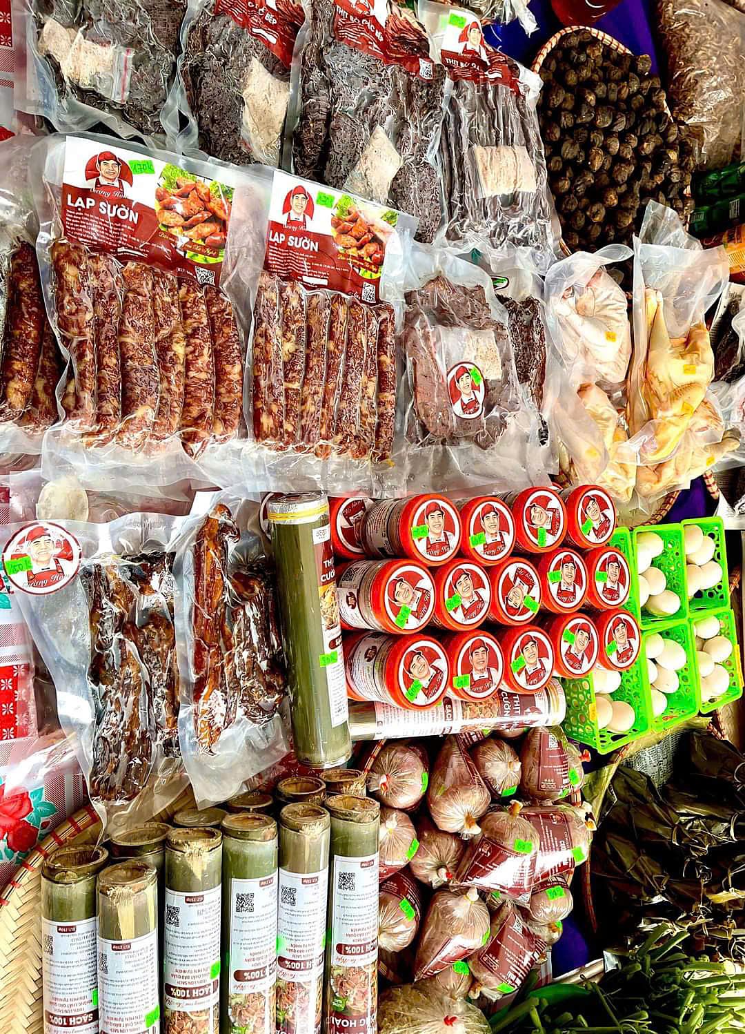 Quầy thịt chua, lạp sườn, đồ gác bếp trong cửa hàng Cường Hoài