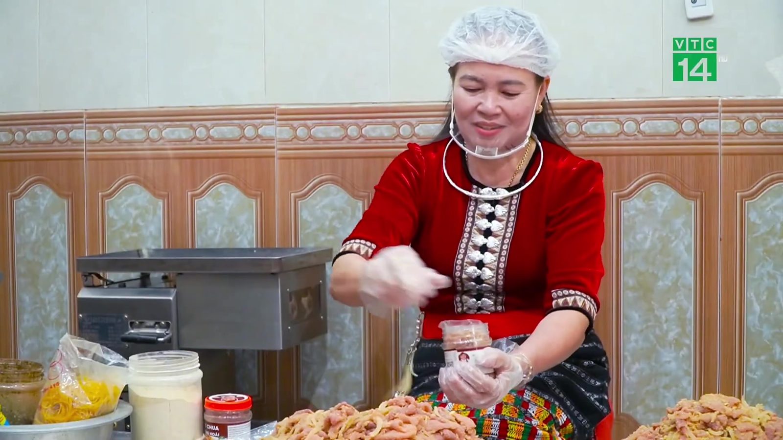 Đóng hũ, dán nhãn trước khi giao – Thịt Chua Cường Hoài